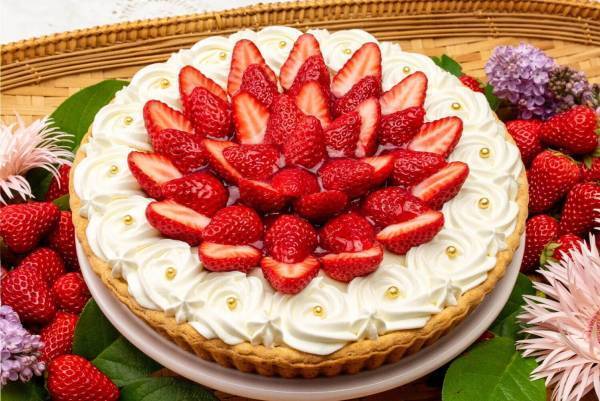 キル フェ ボンから母の日限定「イチゴとレアチーズのタルト」花模様のクリームを飾って