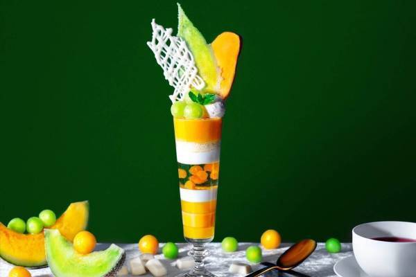 メズム東京の新作“フレッシュメロン”主役のパフェ、梅酒ゼリーやクリームチーズの層