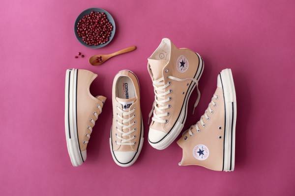 コンバース「オールスター アール」"小豆カラー”の新色シューズ、和菓子店の国産小豆皮で染色