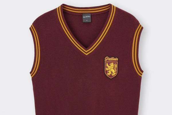 GU「ハリー・ポッター」4つの寮モチーフのベスト＆パジャマ、ホグワーツの校章入りポロシャツ