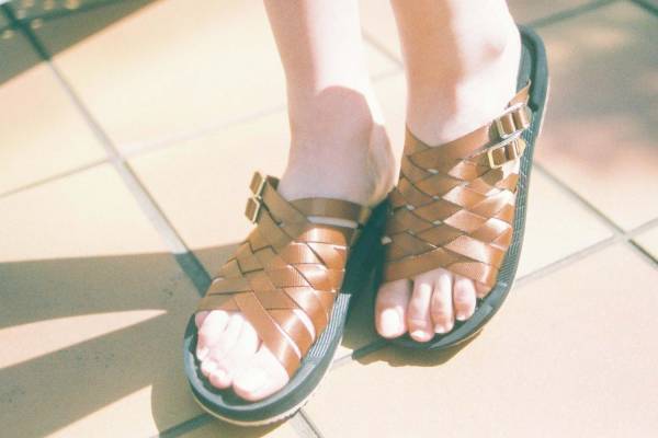 リリー ブラウン×シャカ“編み込み”厚底サンダル、ゴールドのバックル付き