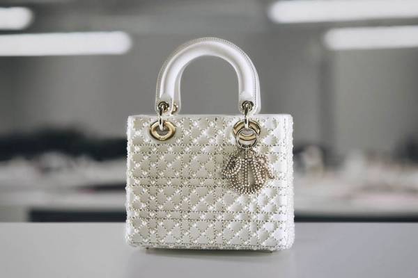ディオール「レディ ディオール」新作ウィメンズバッグ、艶めくパールの装飾＆チャーム付き