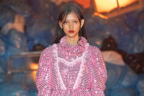 ミキオサカベ 2023年秋冬コレクション - うつむく形式性