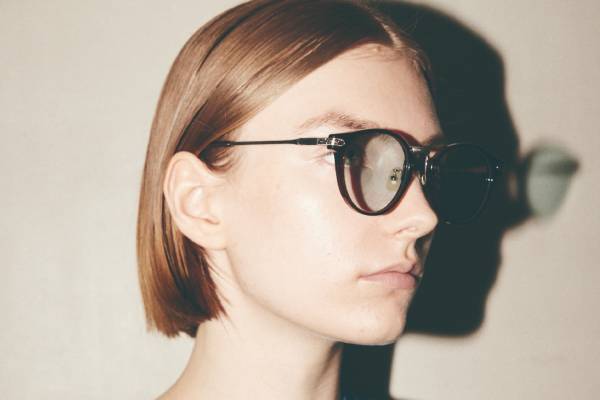 アヤメ×チノのコラボサングラス、ゴールド＆シルバーの左右非対称テンプル