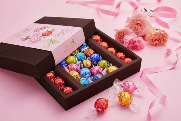 リンツの23年母の日チョコレート、人気チョコをカーネーションのブーケ描いたピンク色パッケージで