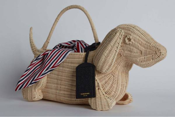 トム ブラウン新作、犬の“ヘクター”型バッグやチェック柄ポロ - 名古屋タカシマヤの新店限定で