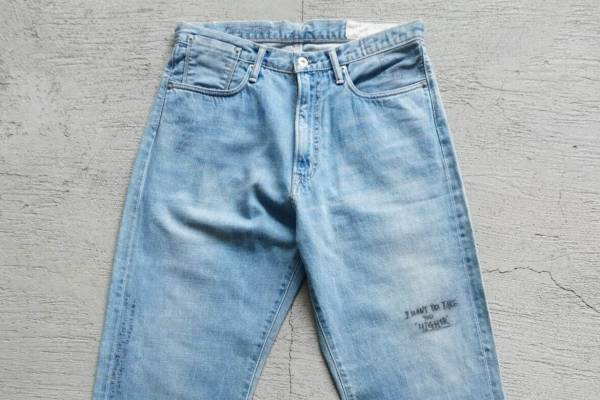 クロ×アンフォロー“プリント入り”デニムパンツ、加工を重ねたブルージーンズ