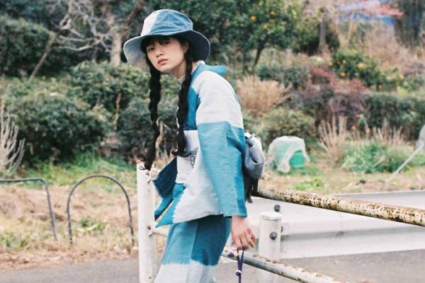 キモノ バイ ナデシコの新作ゆかた、“海”を表現した有松鳴海絞りの浴衣＆いちごドロップ帯留