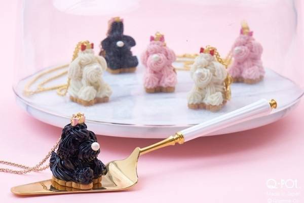 Q-pot.新作“子犬のワルツ”着想アクセサリー、プードル型ケーキ＆メレンゲのネックレスやリング