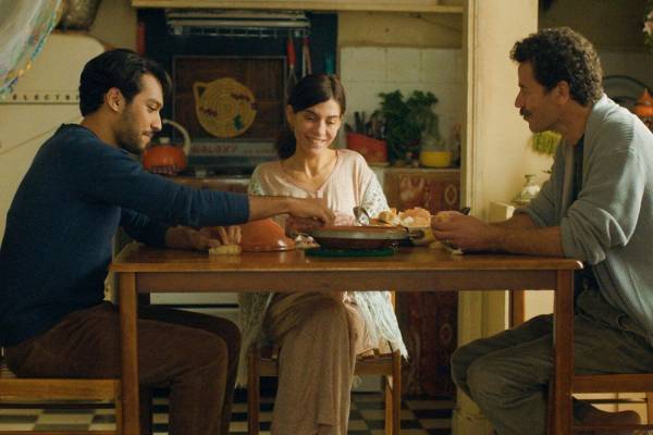 映画『青いカフタンの仕立て屋』モロッコ伝統衣装を仕立てる夫婦の愛と決断、監督はマリヤム・トゥザニ