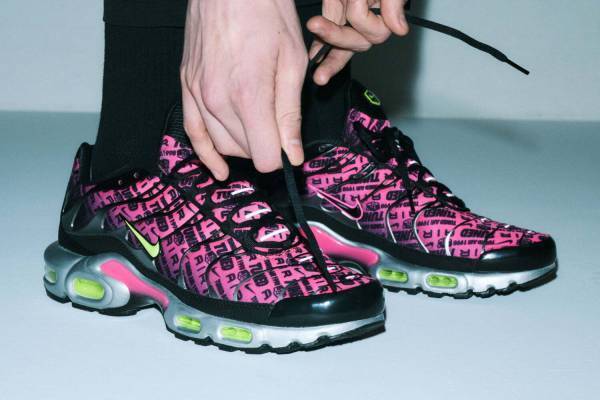 ナイキ新作“ネオンカラー”のエアマックス プラス「マーキュリアル」スパイクの25周年限定シューズ