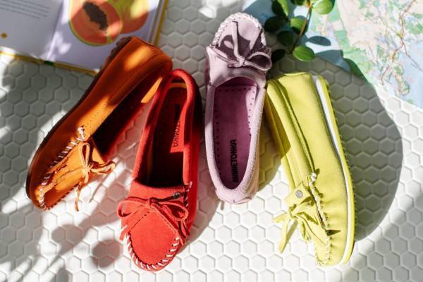 ミネトンカ23年春夏“ビビッドカラー”の新色モカシン、胡蝶蘭カラーの「キルティー」など