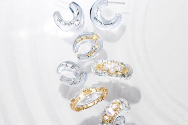 スタージュエリー23年春夏新作、透明感あふれるアクリルイヤーカフ＆グリーンストーン輝くリング