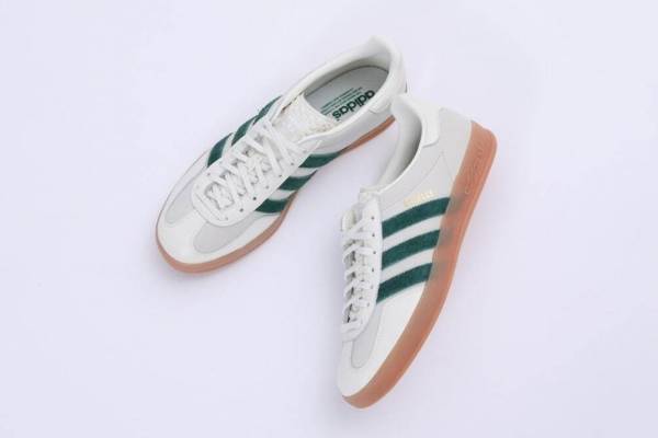 エミのアディダス オリジナルス別注スニーカー、オフホワイト×グリーンの上品スエードアッパー