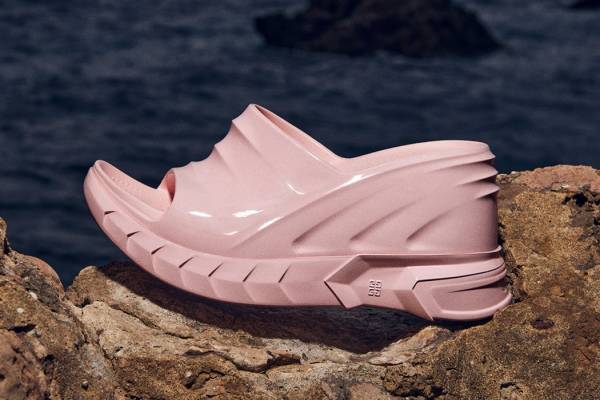 ジバンシィの厚底サンダル「マシュマロ ウェッジ」新作、光沢感のあるライトピンク＆マットブラック