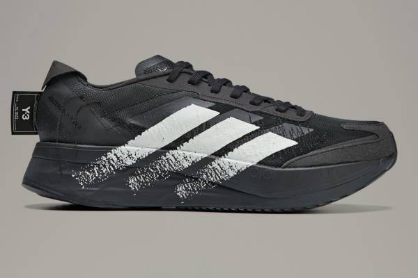 Y-3からランニングシューズの新ライン、“毛筆風”スリーストライプス＆ネームロゴ入りスニーカー