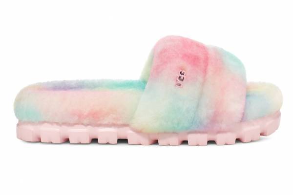 UGG“虹＆雲”イメージの新作スリッパ、水彩タッチのもこもこアッパー×機能的なソールで