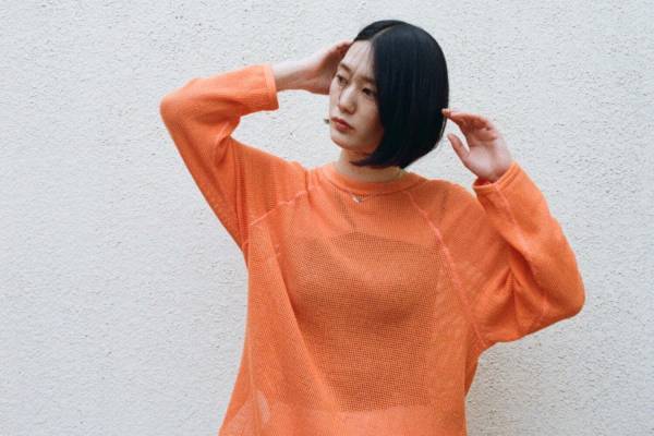 フィーニー“透け感メッシュ”のプルオーバー、1LDK別注のオレンジカラーで
