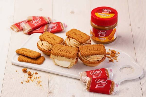 パブロミニ×「ロータスビスコフ」のチーズタルト、ビスケットを丸ごと1枚トッピング