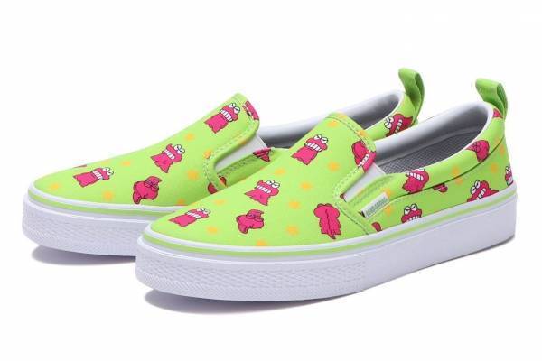 『クレヨンしんちゃん』デザインのスリッポンシューズ、チョコビ柄やしんちゃんのパジャマ柄