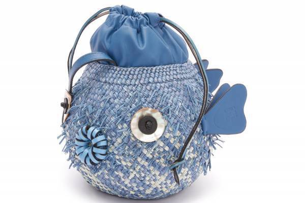 ロエベ「パウラズイビザ」新作ラフィアバッグ＆“フグ”のポーチ、海の生き物を象ったチャームも