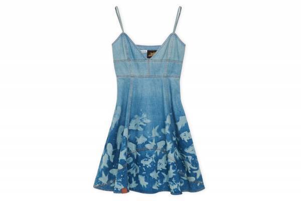 ロエベ「パウラズイビザ」新作ウェア、カラフルな花柄＆葉の装飾を配したドレスや魚モチーフのデニム