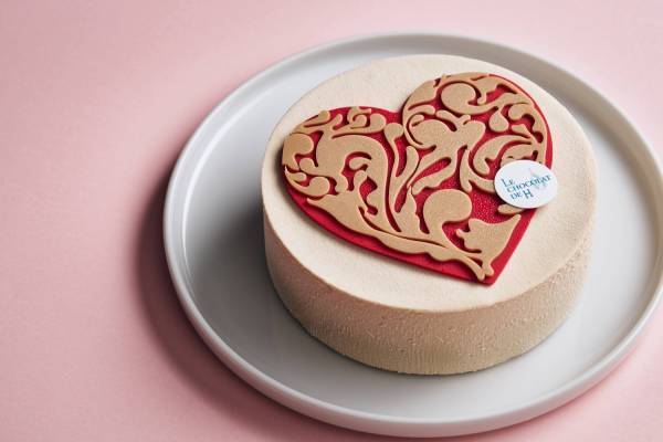 ル ショコラ ドゥ アッシュ母の日限定スイーツ、ハートショコラを飾ったケーキや花型クッキー缶