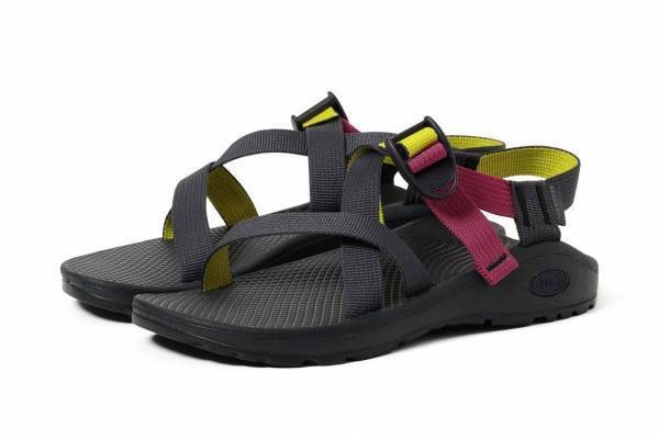 ビームス ボーイ×チャコのコラボサンダル、ルージュ×イエローのクロステープモデル
