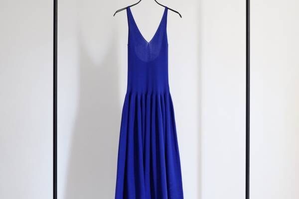 CFCL“鮮やかブルー×ブラック”のギャザードレス＆スカート、エディション限定