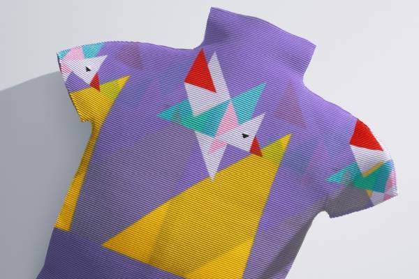 ミー イッセイ ミヤケ新作、"折り紙の鳥”モチーフのプリーツトップ＆鳥型に畳めるバッグなど