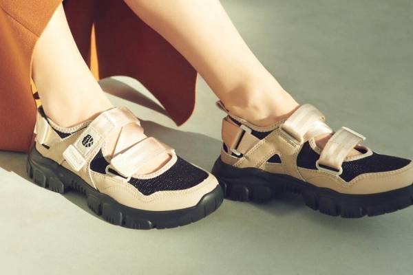 シャカ×エミ“厚底ソール”のスニーカーサンダル、アースカラー主役のベージュ＆ブラックなど