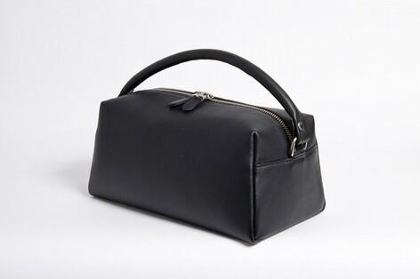 ショップ コム デ ギャルソンの新作バッグ、ワンハンドルのボックス型ブラックレザーバッグ