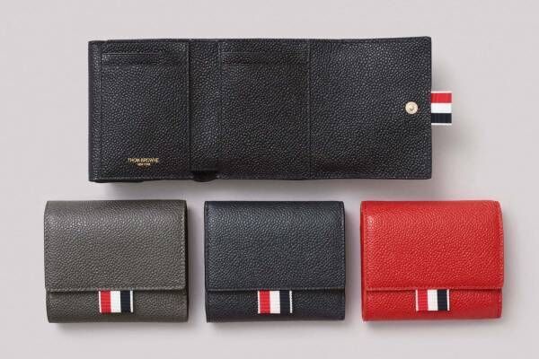トム ブラウン新作ウォレット、日本限定デザインの“3つ折り財布”に新色ネイビー＆レッドも