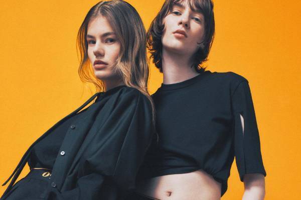 オニツカタイガーの新ウィメンズライン「オータイガー」誕生、ケープ風トレンチコート＆上品パンツなど