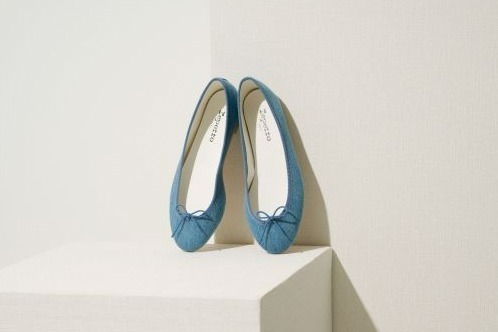 レペット23年春夏バレエシューズ、"淡いブルー”のコットンデニム使用＆ヒール付きも