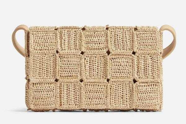ボッテガ・ヴェネタの新作バスケットバッグ、"ラフィア素材”のイントレチャート×革ストラップ