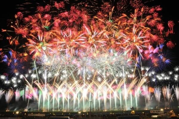 “日本最高峰”の花火大会「大曲の花火」秋田県大仙市で、夏は全国唯一の昼夜二部制