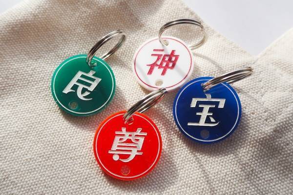 レトロ雑貨が揃う「レトロ文字部」博多阪急で、レトロポップな“推し活”キーホルダーなど