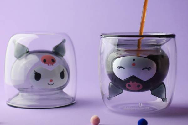 ドリンクを注ぐとサンリオ「クロミ」が現れるデザイングラス、ウィンク顔＆おねむり顔など全3種