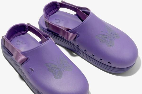 ニードルズ×スイコック“蝶”のコラボサンダル、厚めソール＆取外し可能なヒールストラップ