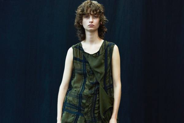 Y'sの23年春夏ウェア - アシンメトリーのレーヨンシャツ＆透け感トップス、黒のワークパンツも