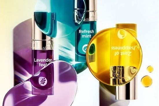 クラランス23年夏コスメ、人気「リップコンフォートオイル」ブルー×ミントやイエロー×レモンの限定色