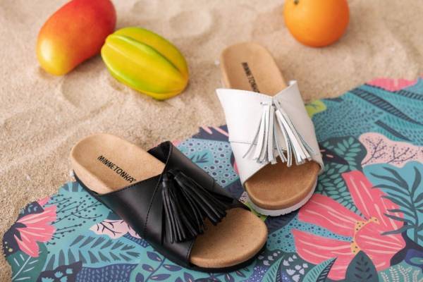 ミネトンカのクロスサンダル「ミラ」に新作、上質レザーアッパー×大きめタッセル
