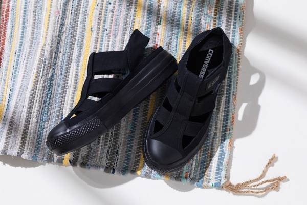 コンバース「オールスター」軽量グラディエーターサンダル、さりげない厚底×カットアウトアッパー