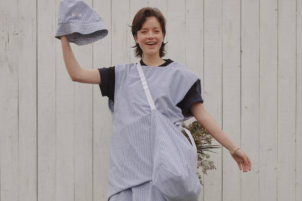 ビームス ボーイ×エンジニアドガーメンツ、“花柄＆爽やかストライプ”のリバーシブルスカート＆バッグ