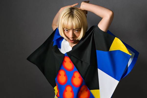 イッセイ ミヤケから、田中一光の作品「ピラミッド」モチーフのワンピースやニットトップ