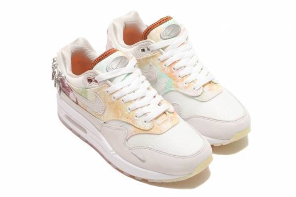 ナイキ“タイダイ×ペイズリー柄”のスニーカー「エアマックス 1」スウッシュ入りチャーム付き