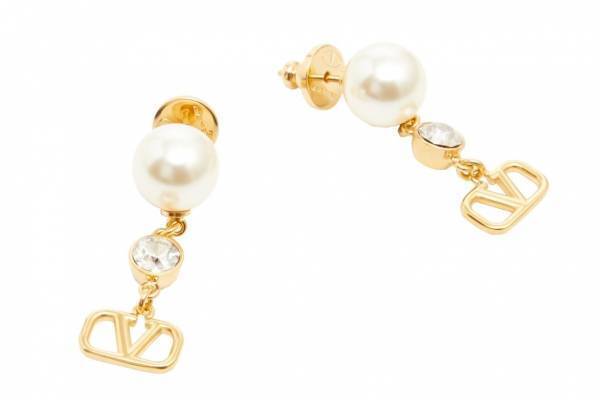 ヴァレンティノ ガラヴァーニ新作ジュエリー、“Vロゴ×艶めくパール”のピアスやネックレス