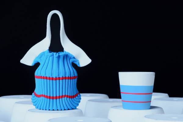 CFCL×陶芸家・桑⽥卓郎「く」“ニットバッグ入り”カップや限定色ドレス、日本橋でイベントも