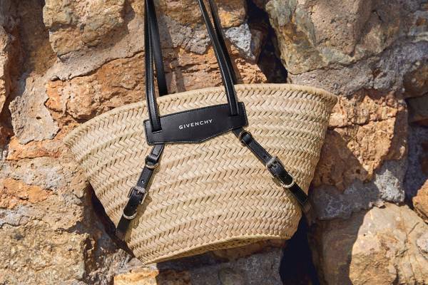 ジバンシィ新作、ラフィア編みの「ヴォワイユー」バッグや厚底サンダル新色